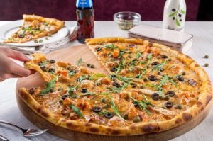 Comer pizza o cualquier otra comida puede ser dañina si se elaboran con ingredientes no frescos.