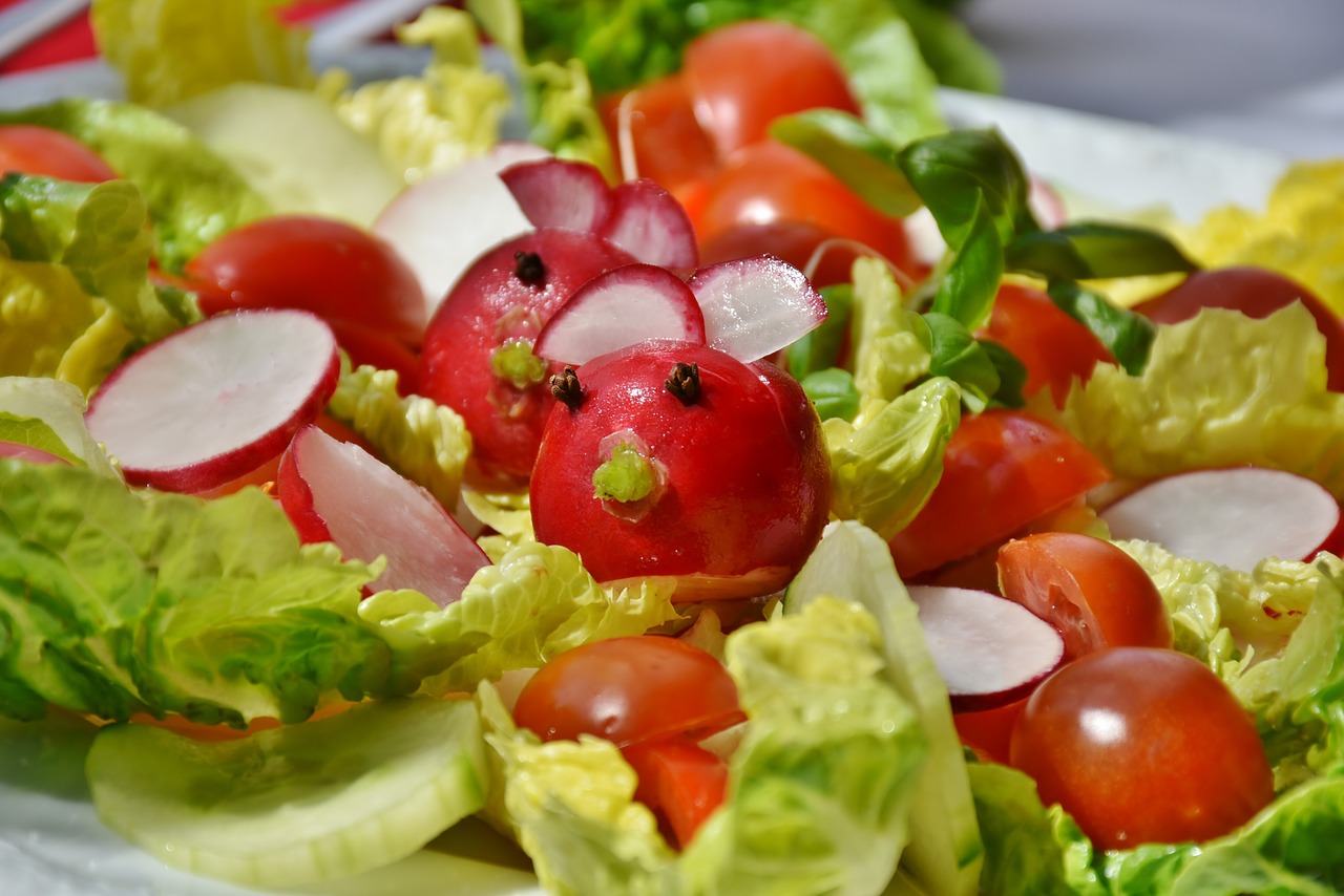 Los beneficios de comer ensalada de lechuga se basan en los componentes químicos del vegetal, el cual comprende casi el 90% de agua.